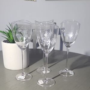 Qualia Crystal Etched Wine Glasses with Grape Motif - Clear